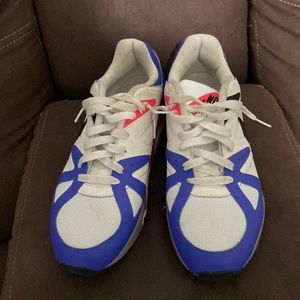 Nike Air Structure, they are size 9 and the colors are: White and purple